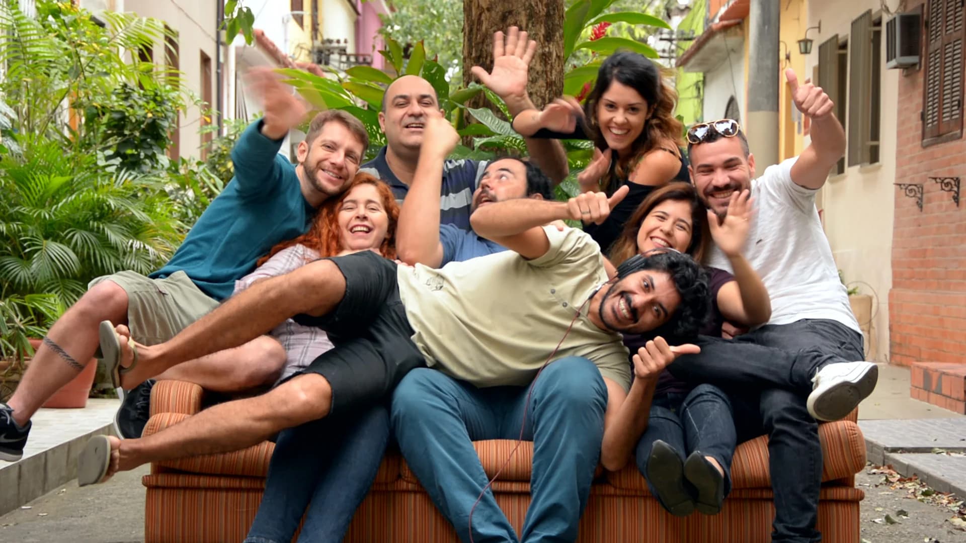 Elenco do Amigos da Luz reunido em um sofá ao ar livre